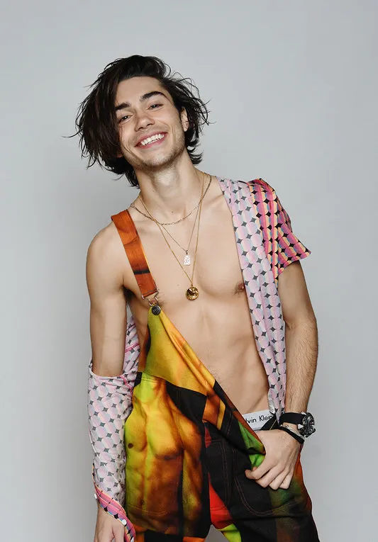 乔治·智利（George Chile）没有光着膀子的衬衫感到震惊