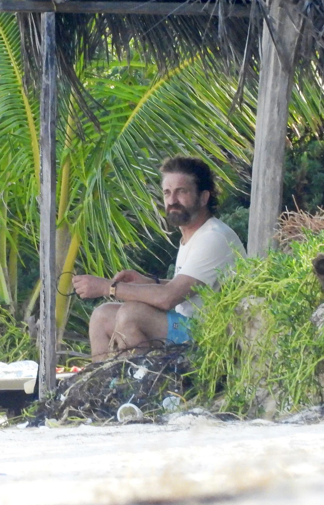 Gerard Butler beach photos