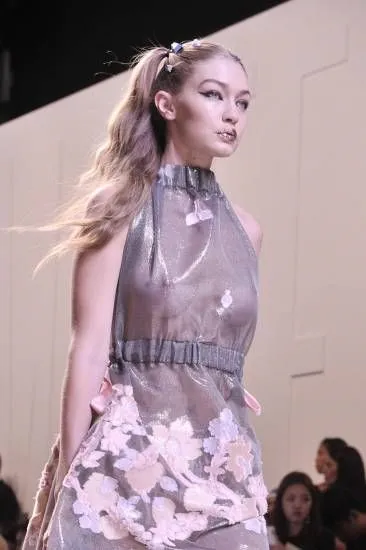 Gigi Hadid nipples sa makita sa pamamagitan ng damit