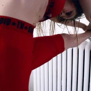 10-Gigi-Hadid-Unshaved-Armpits-Love-Advent-2017