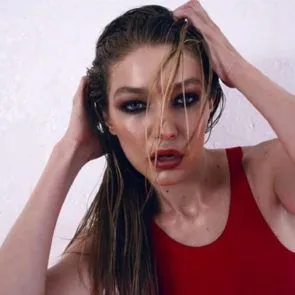 14-Gigi-Hadid-Unshaved-Armpits-Love-Advent-2017