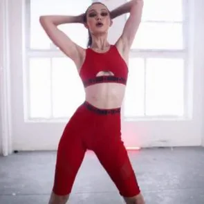 15-Gigi-Hadid-Unshaved-Armpits-Love-Advent-2017