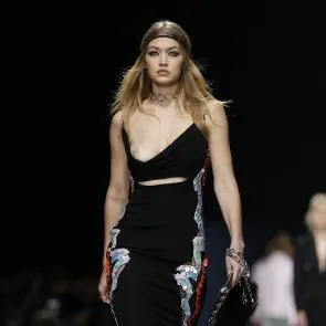 جيجي حديد المنصة