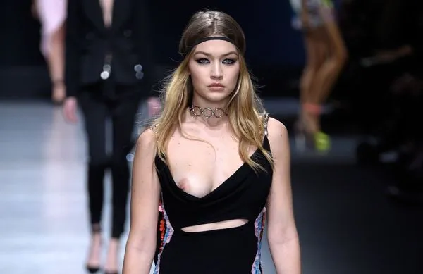 Gigi Hadid Nip Slip auf der Versace Show in Mailand