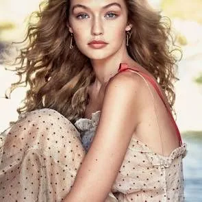 Gigi Hadid în rochie cu puncte