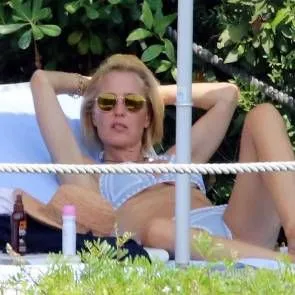 02-Gillian-Anderson-bikiny