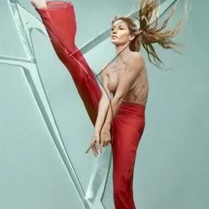 04-గిసెల్-బుండ్చెన్-టాప్‌లెస్