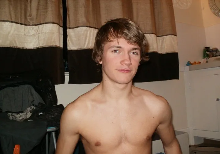 ఖాళీ మరియు ఆకర్షణీయమైన -ఫోల్డింగ్ ఫోటోలు గ్రెగ్ ఆస్టిన్