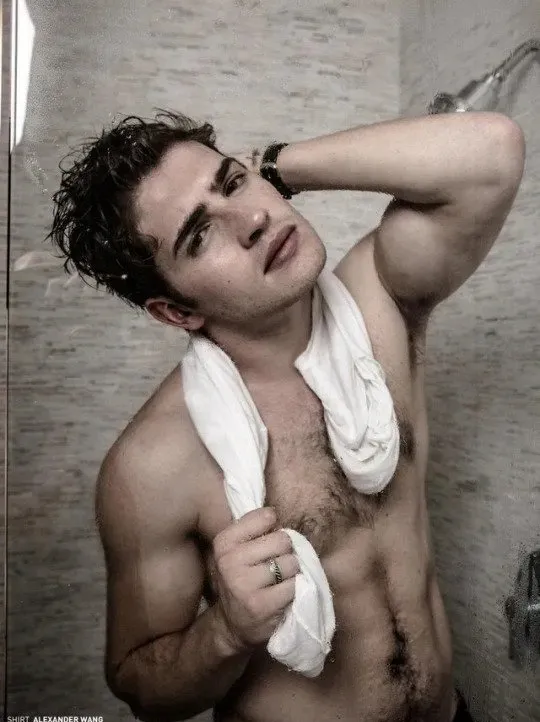Gregg Sulkin nude pics