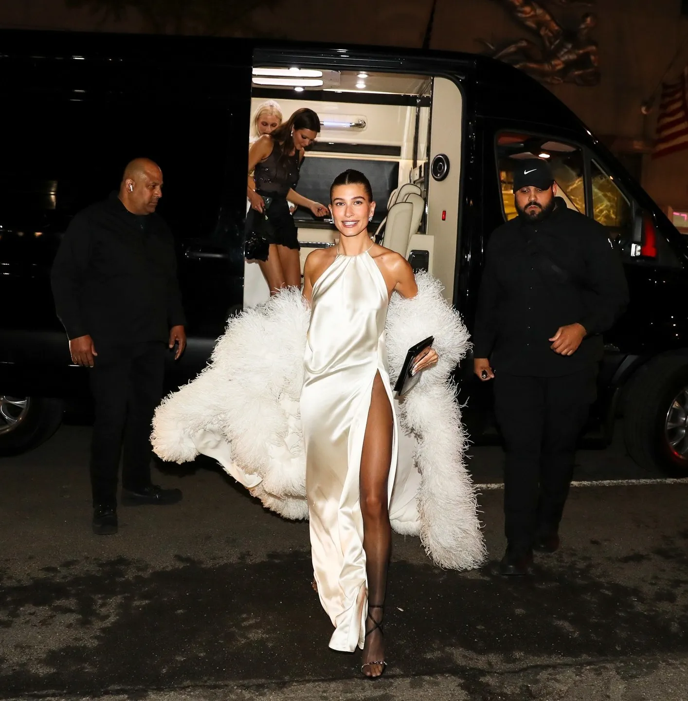 Hailey Bieber Paparazzi