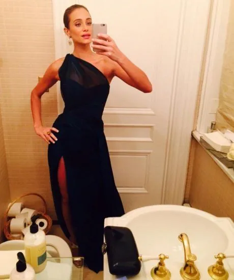 Hannah Davis im schwarzen Kleid