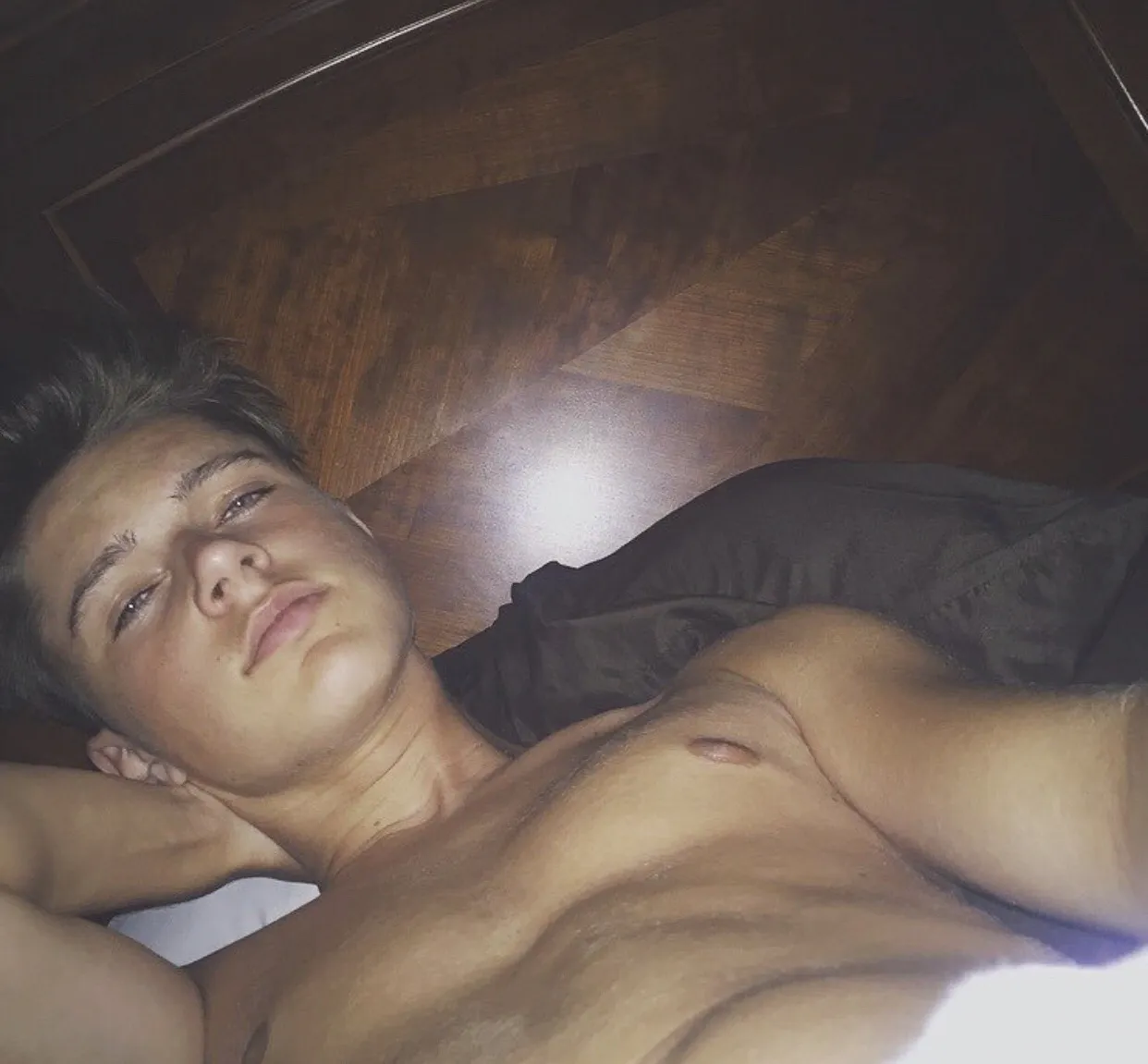 Harvey Li Kenwell, také známý jako Choat, je vzrušující postava bez t -košile