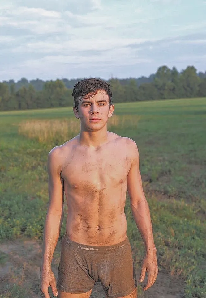 ヘイズ・グリアーは、セクシーな下着の巨大な膨らみを披露します