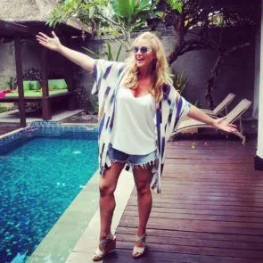 Hayley McQueen lekitas alastifotosid - see telesaatejuht näitas suuri tissid ja tussu!