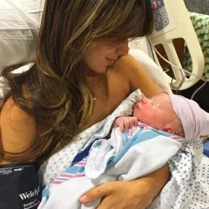 13-Hilaria-Baldwin-Nude-Leaked-Pregnant