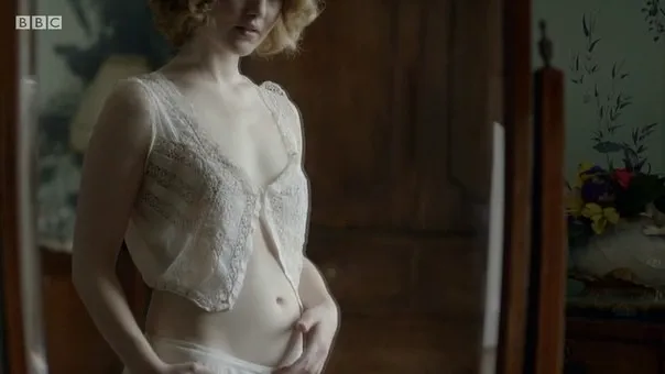 Holliday-Grainger-Sexy-9