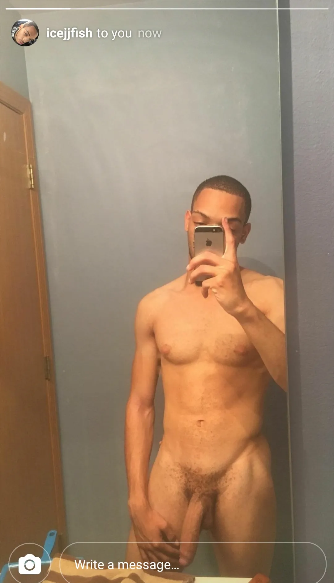 YouTube Sensation Ice JJ魚がヌードを漏らしました