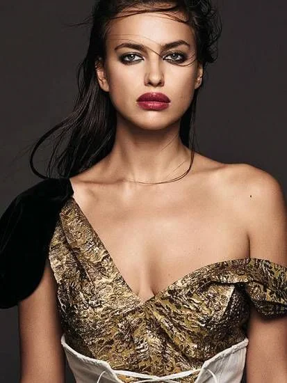 Irina Shayk เปลือยไหล่