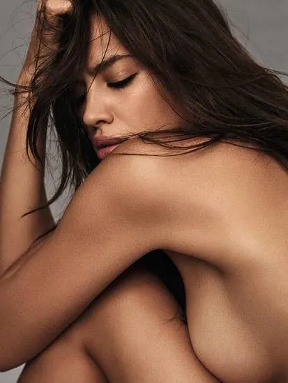 Irina Shayk เปลือยกายและหน้าอกด้านข้าง