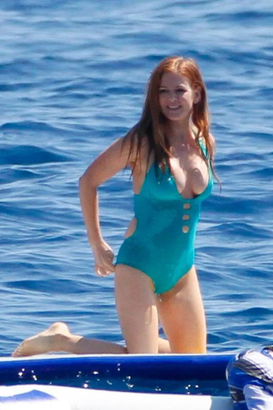 Isla-Fisher-in-a-Swimsuit-5