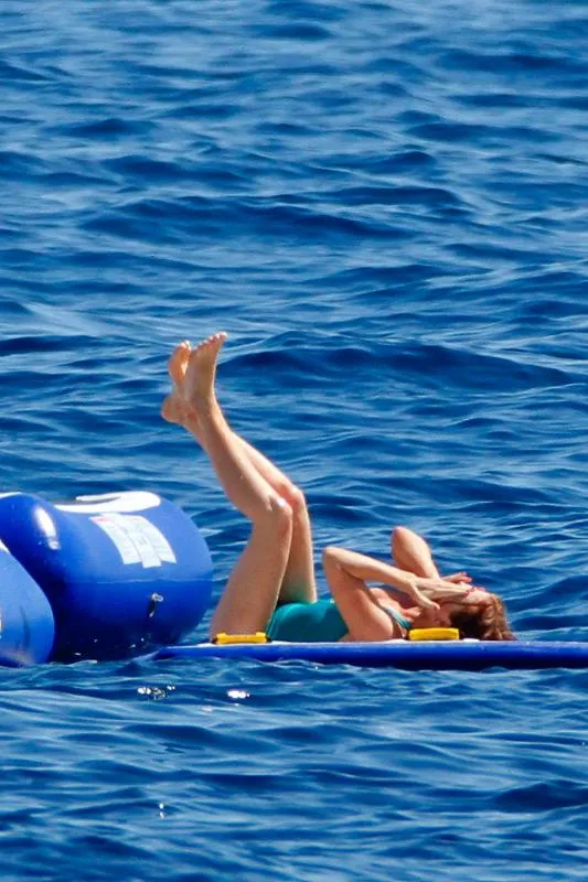 Isla-Fisher-in-a-Swimsuit-4