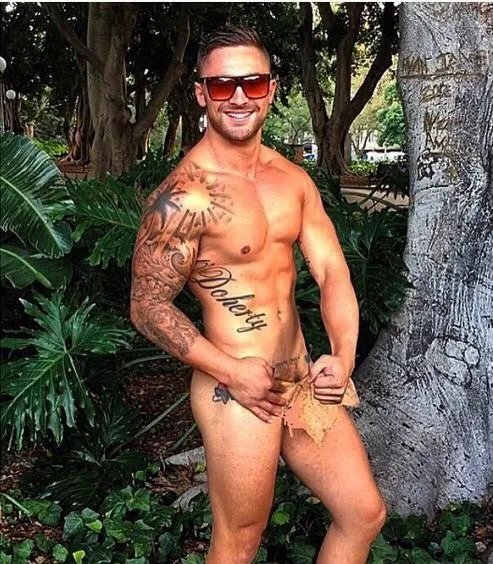 Jackson Aourai pesi uskomattoman pallon alastonsa