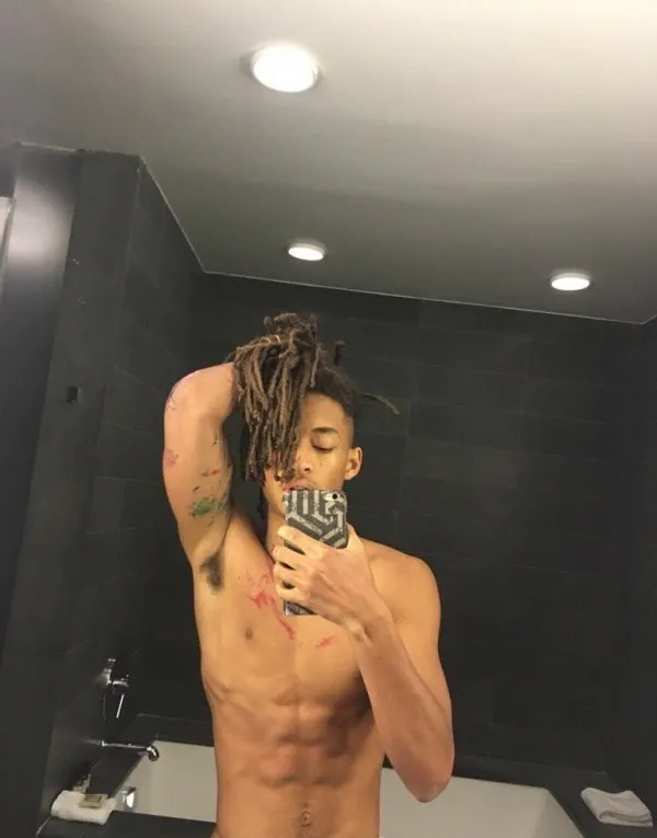 Јаден Смитх нема одећу и има врло детаљну вредност