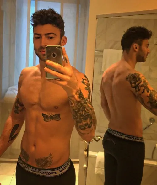 ジェイク・クイックエンデンは、正面の裸のセルフィーを漏らしました