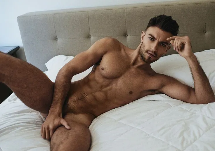 Jarade odgovor vrućeg modela pokazuje svoj ogroman penis