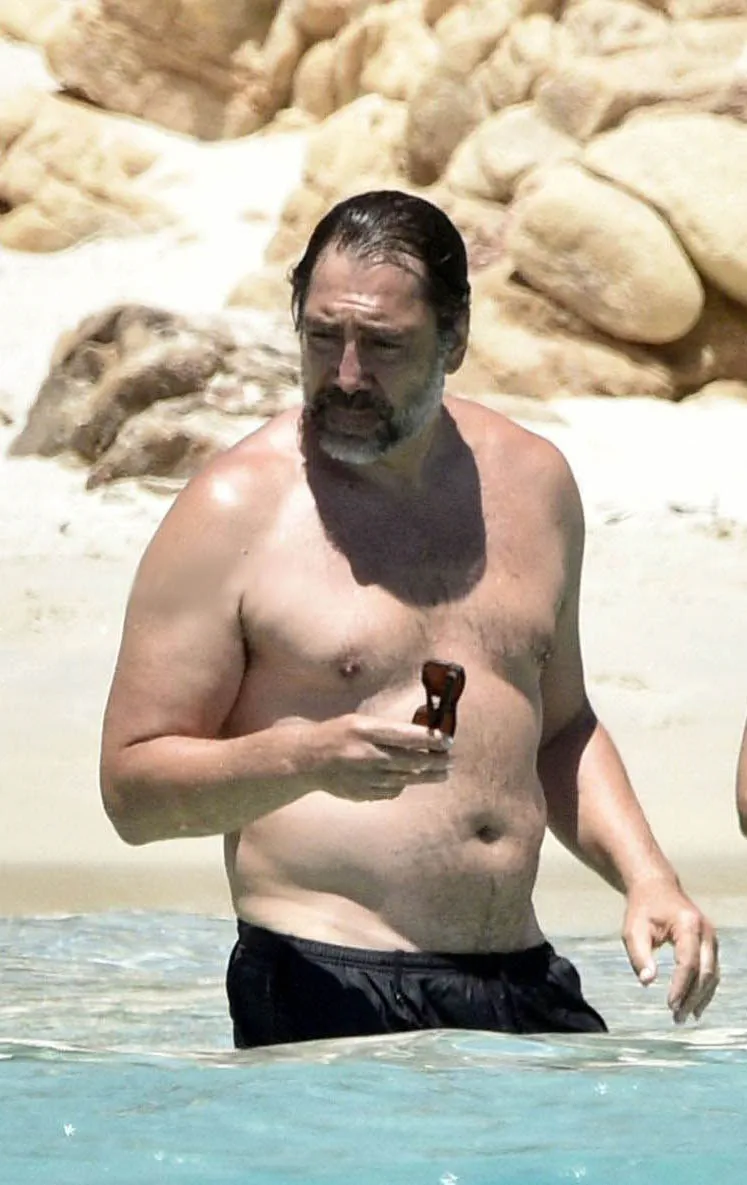 Javier Bardem sin camisa y foto de la playa de abultamiento