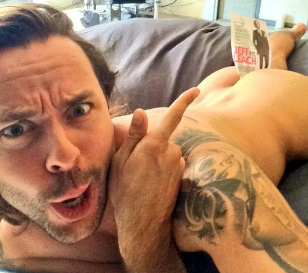 El comediante británico Jeffreych muestra su polla y el culo apretado