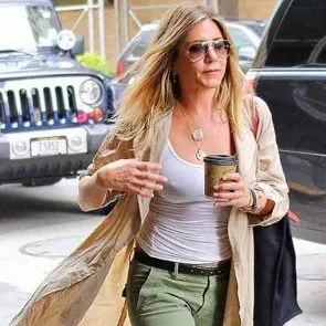 جینیفر اینسٹن وائٹ بلاؤز میں نپل