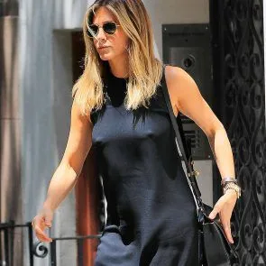 جینیفر اینسٹن سخت نپل