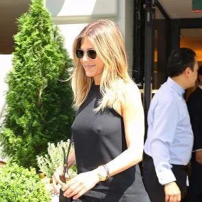 جینیفر اینسٹن نپل بیچتے ہو