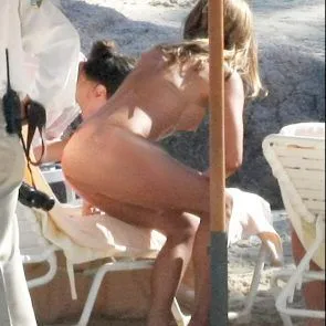 ヌーディストビーチでトップレスのジェニファーアニストン