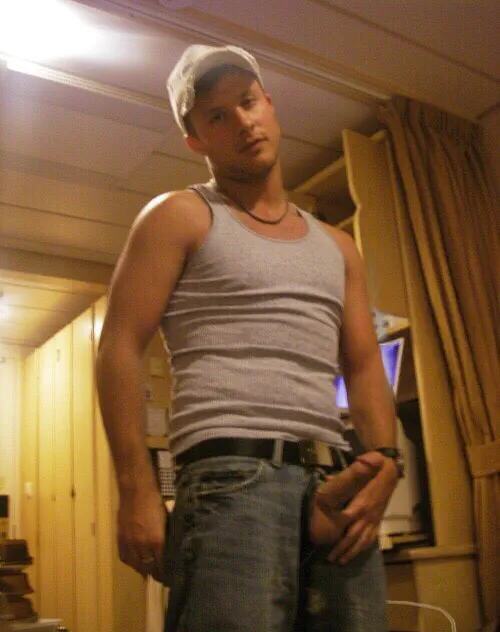 Skådespelaren Jenson Slovor visar ett vertikalt utseende (dåligt?)?)