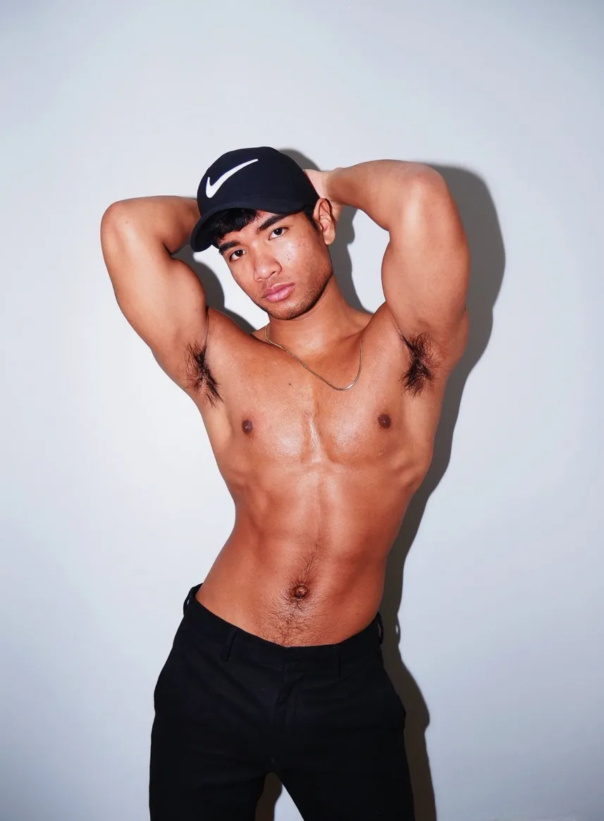 Jesse Hansen llança una enorme vareta al mirall