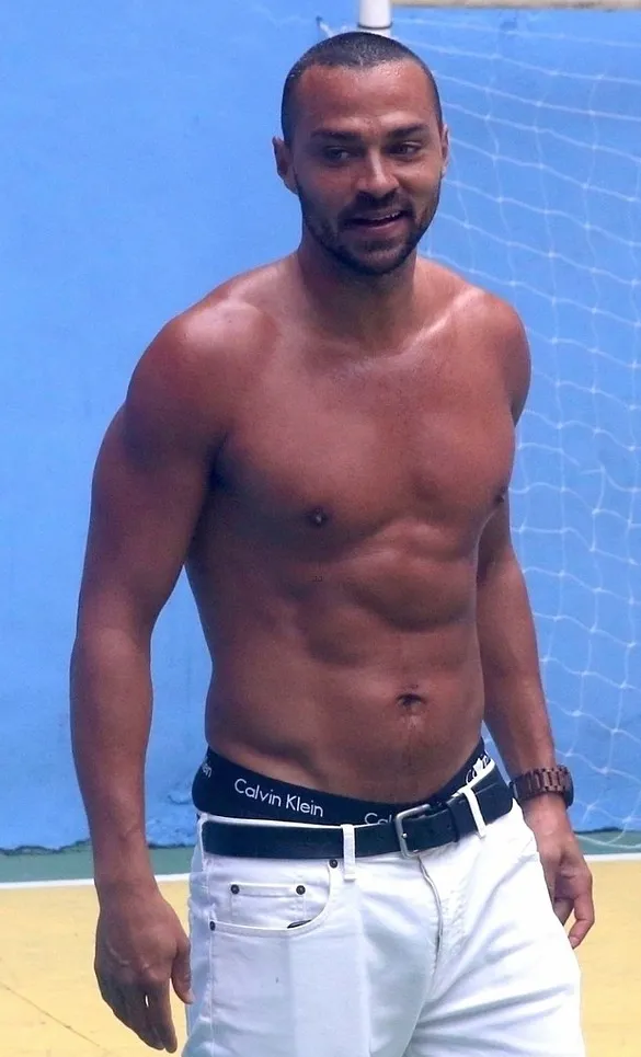 Jessie Williams tem uma camisa sexy