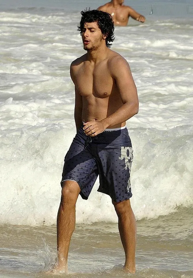 耶稣在没有海滩衬衫的情况下起床