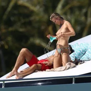 Joanna Krupa grudnjak za podešavanje u toplesu