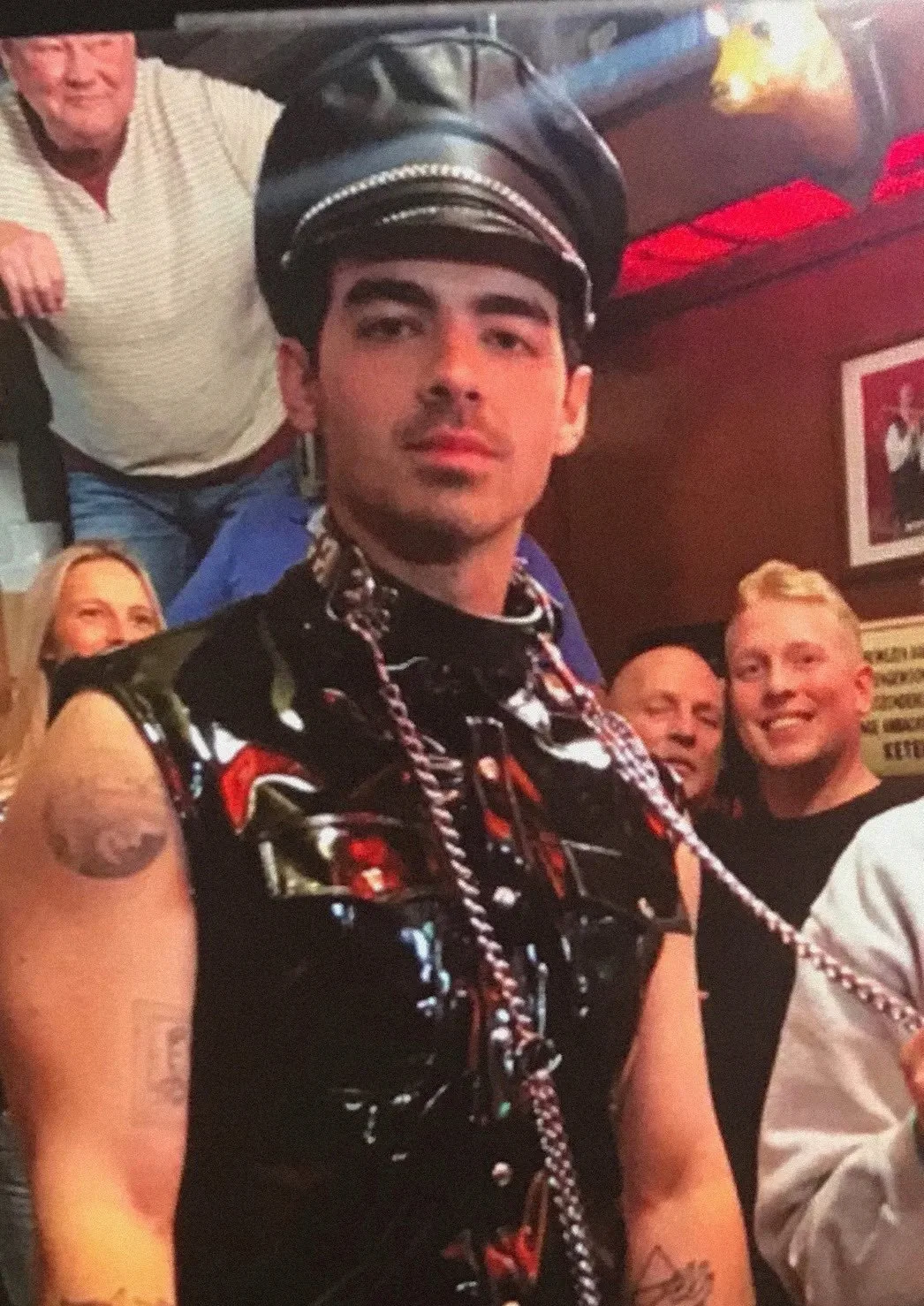 जो जोनास गर्म, चमड़े के कपड़े दिखता है