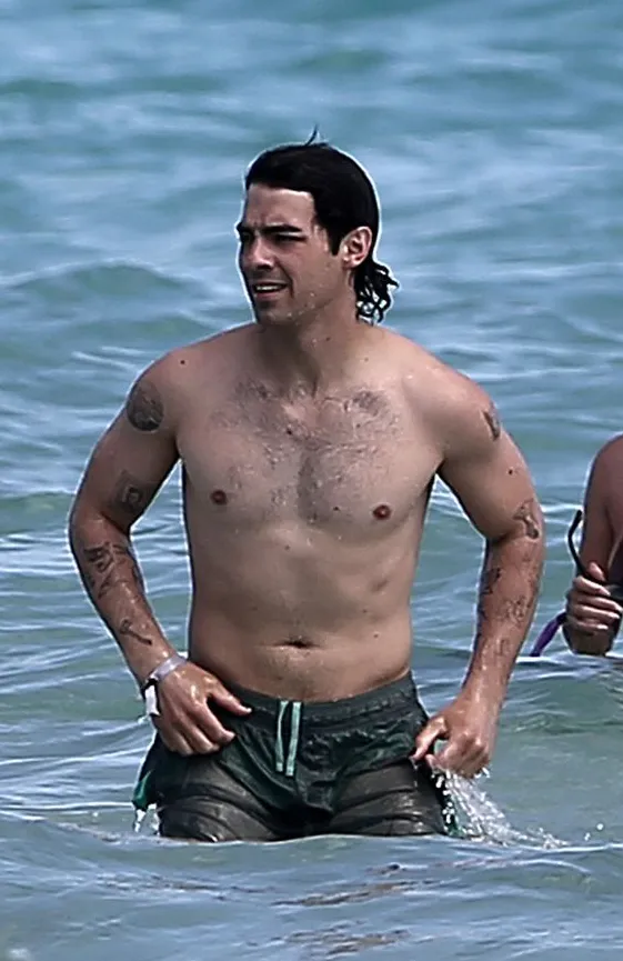 Joe Jonas nudity