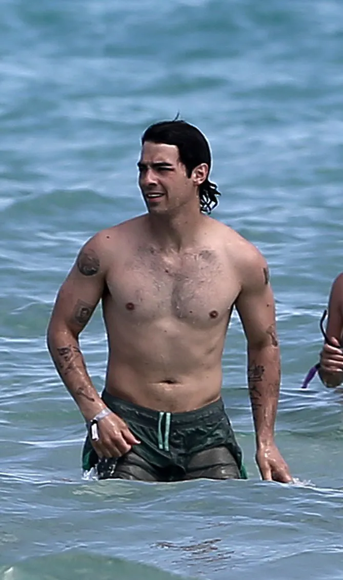 乔·朱尼（Joe Juni Sense）衬衫的照片