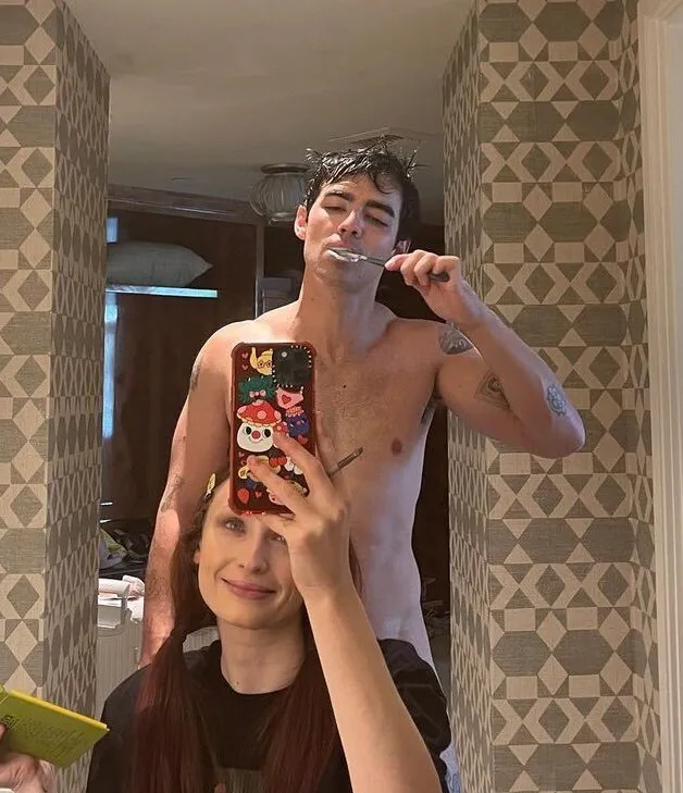 Sam statek jest odbierany przez okładkę Johna