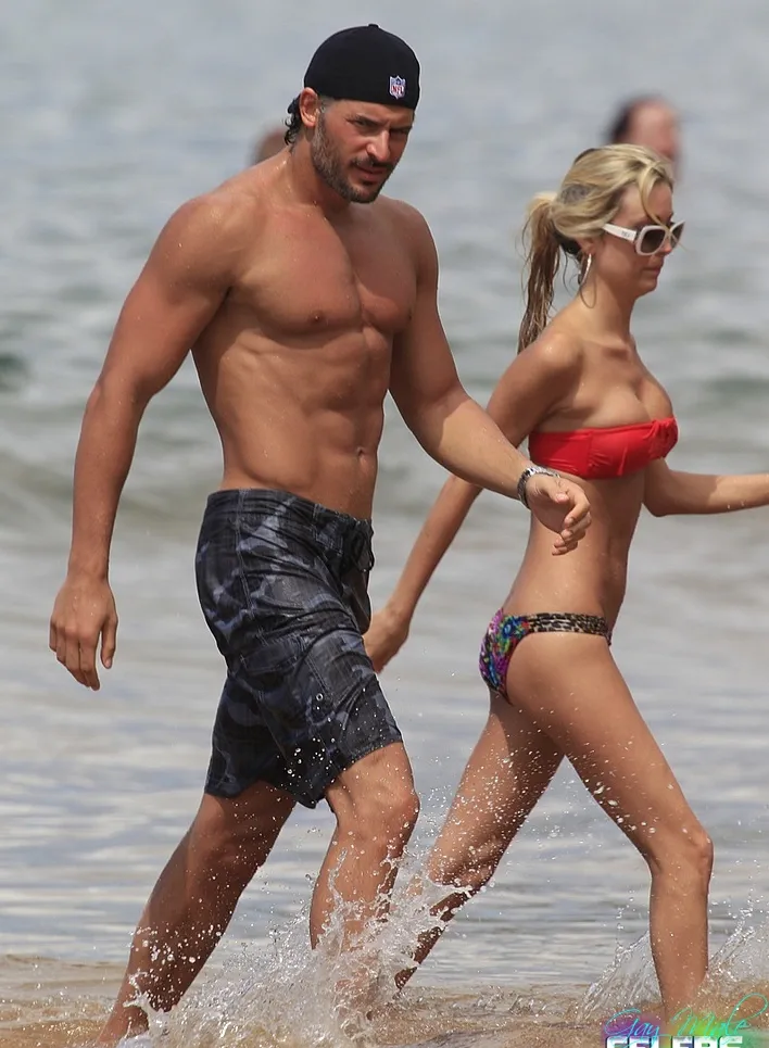 جو مانجانيلو بدون قميص هاواي