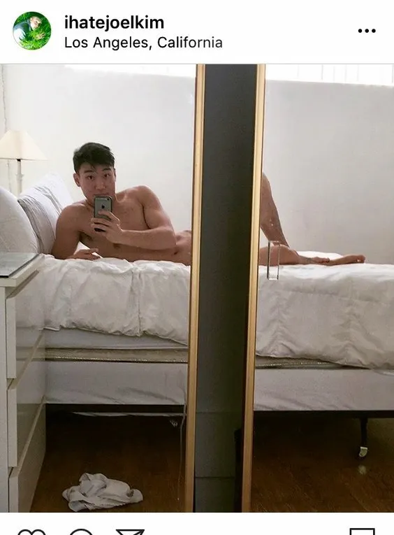 Đọc poster của người đọc Joyel với một nền xấu