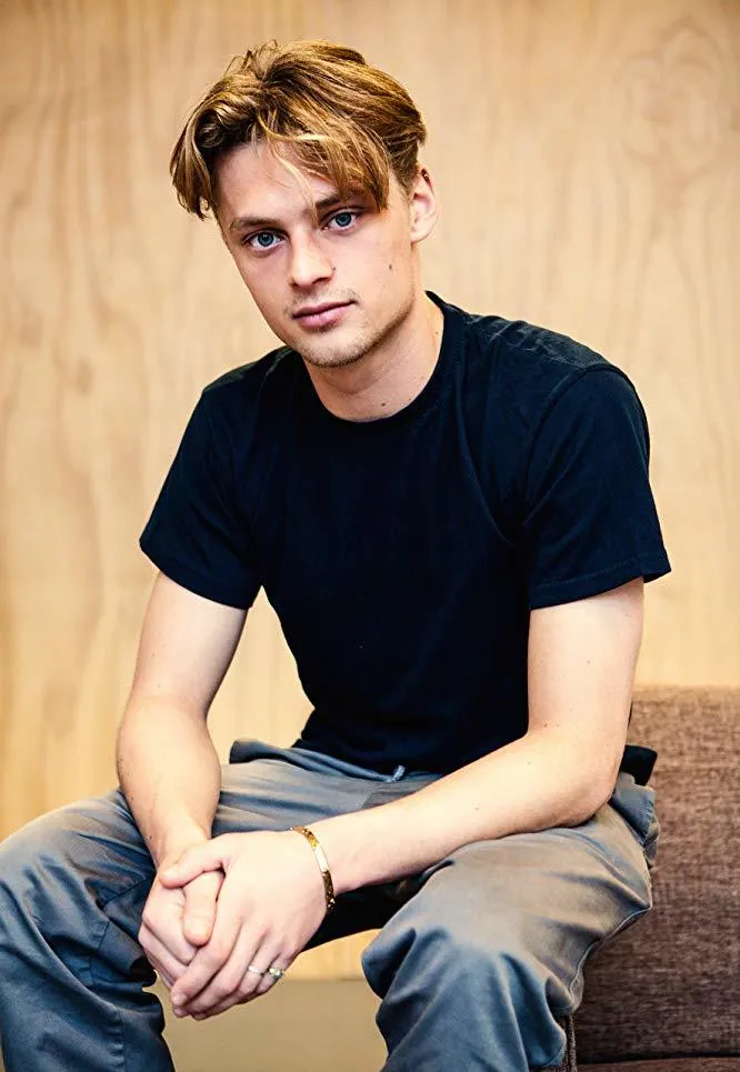 ג'ונאס נגע בפיו ובמצלמה הסקסית