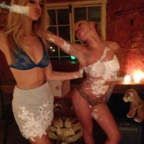 11-Jorgie-Porter-nudo-trapelato