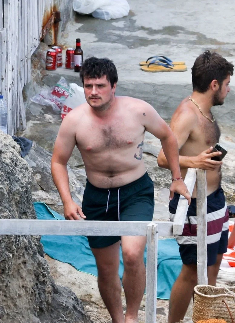 Josh Hutcherson Foto de playa de Ibiza sin camisa