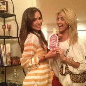 06-Джоузи-Лорен-гола-изтекла